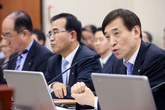 한국은행이 통화정책 수단을 기준금리 외에 중소기업 대출로 확대한다. 이주열 한은 총재(오른쪽)가 23일 국회 기획재정위원회에서 질의에 답변하고 있다.  사진=연합뉴스